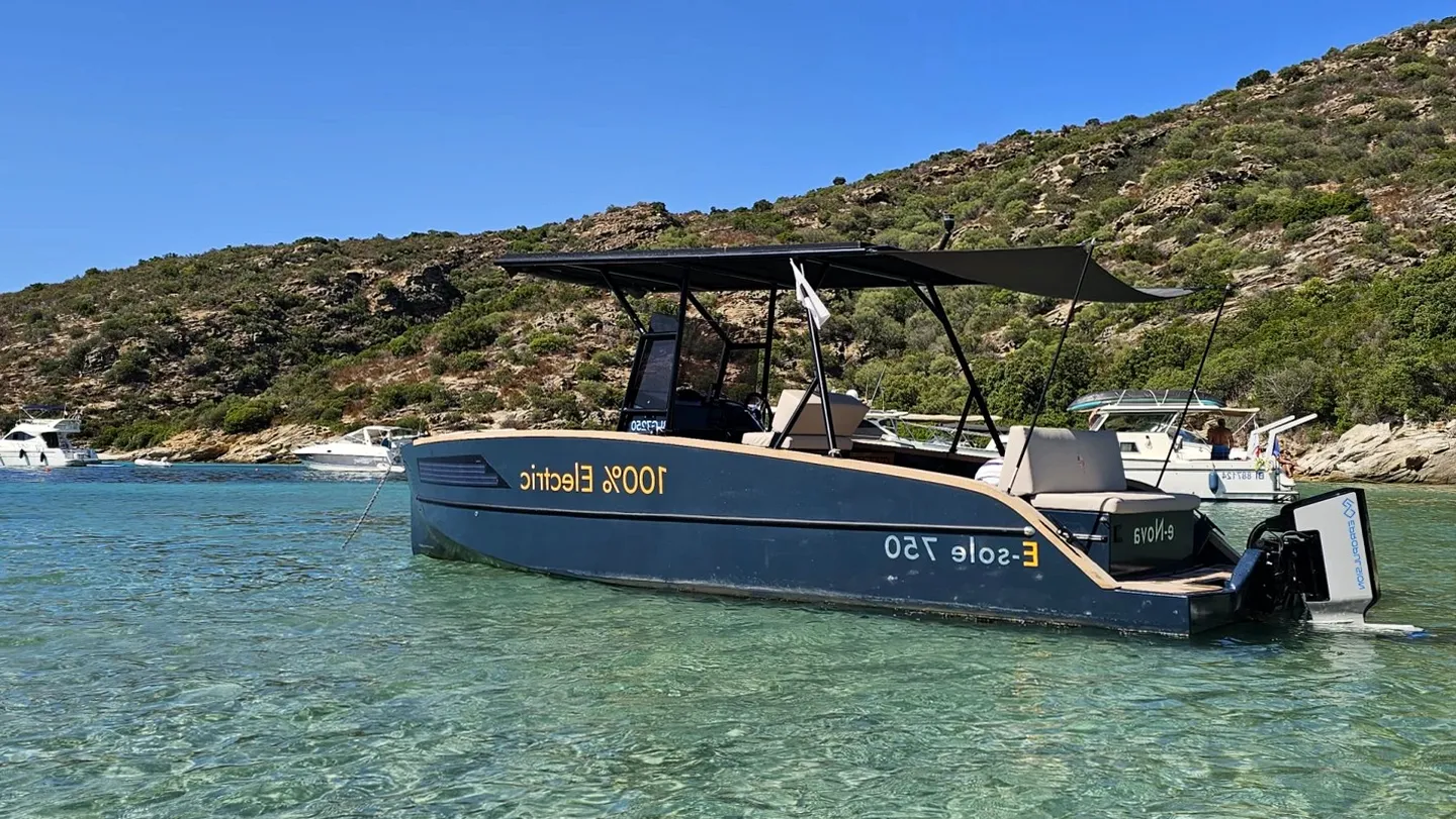 Familia disfrutando de un alquiler de barco en Calafell